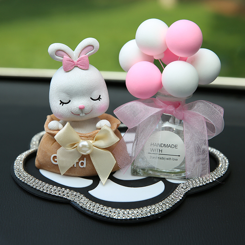 创意汽车香薰摆件摇头车饰摆件 卡通可爱车内饰品树脂摆件兔子