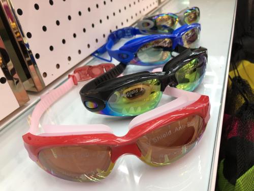 swimming goggles， high-end swimming goggles rge frame swimming goggles waterproof anti-fog children swimming gsses with one-piece earplugs.