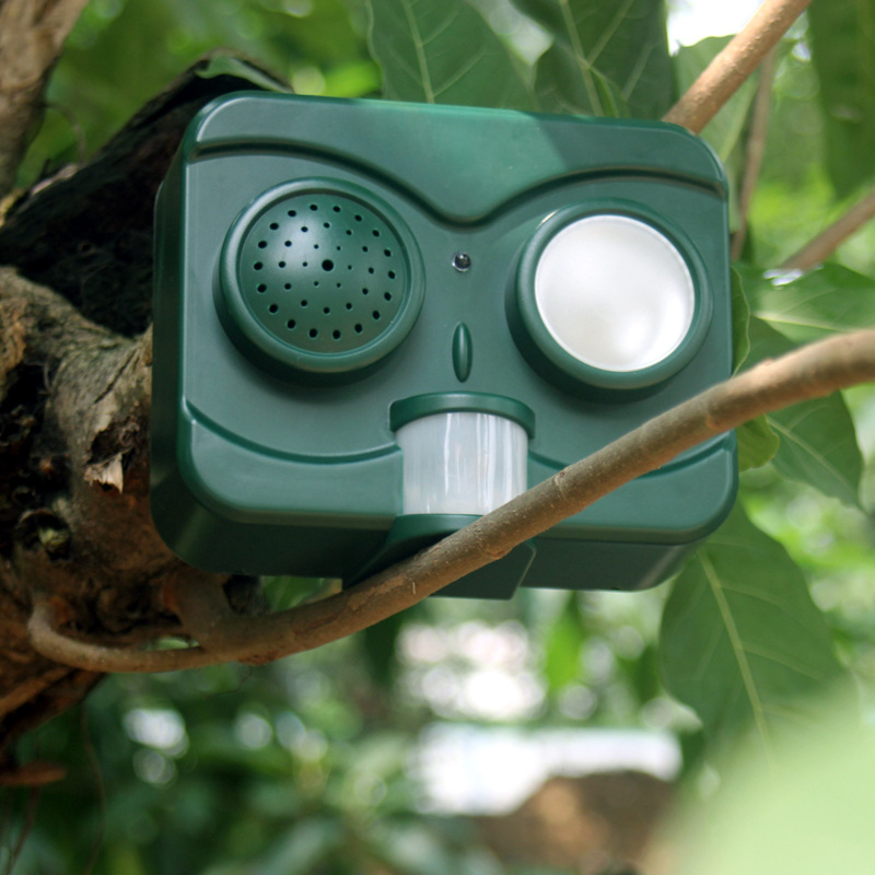 Solar ultrasonic bird repellent infrared light flash animal repellent sound repellent cat and dog
