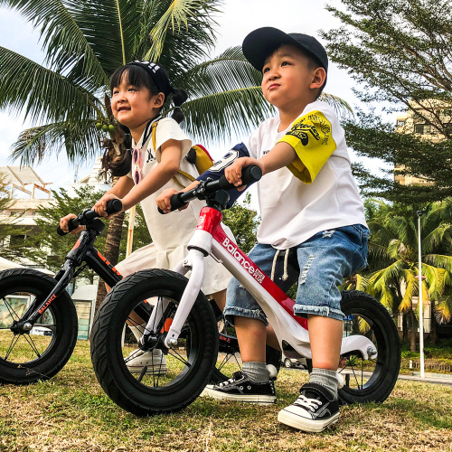 factory direct sales children‘s balance car pedal-free magnesium alloy scooter 2-6 years old riding and playing sliding scooter