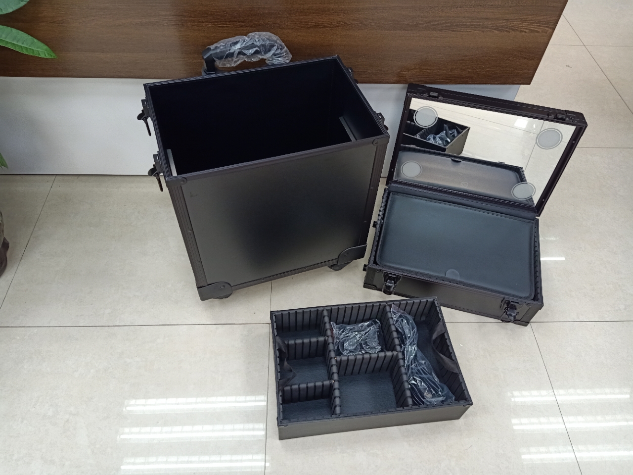 Large capacity multilayer combined pull rod makeup box with lamp universal wheel LED light box beauty nail embroidery 
