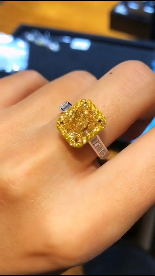 Exquisite electroplated lawrencium gold diamond ring