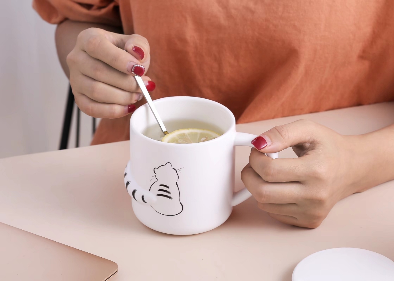 New fashionable and simple 3d relief lazy cat ceramic cup tail with ceramic cover stainless steel spoon