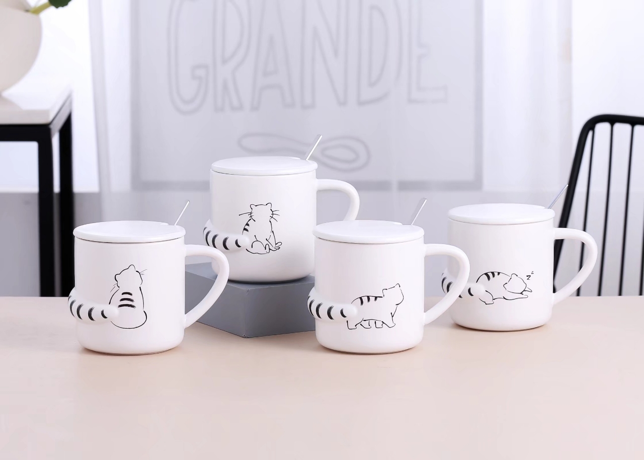 New fashionable and simple 3d relief lazy cat ceramic cup tail with ceramic cover stainless steel spoon