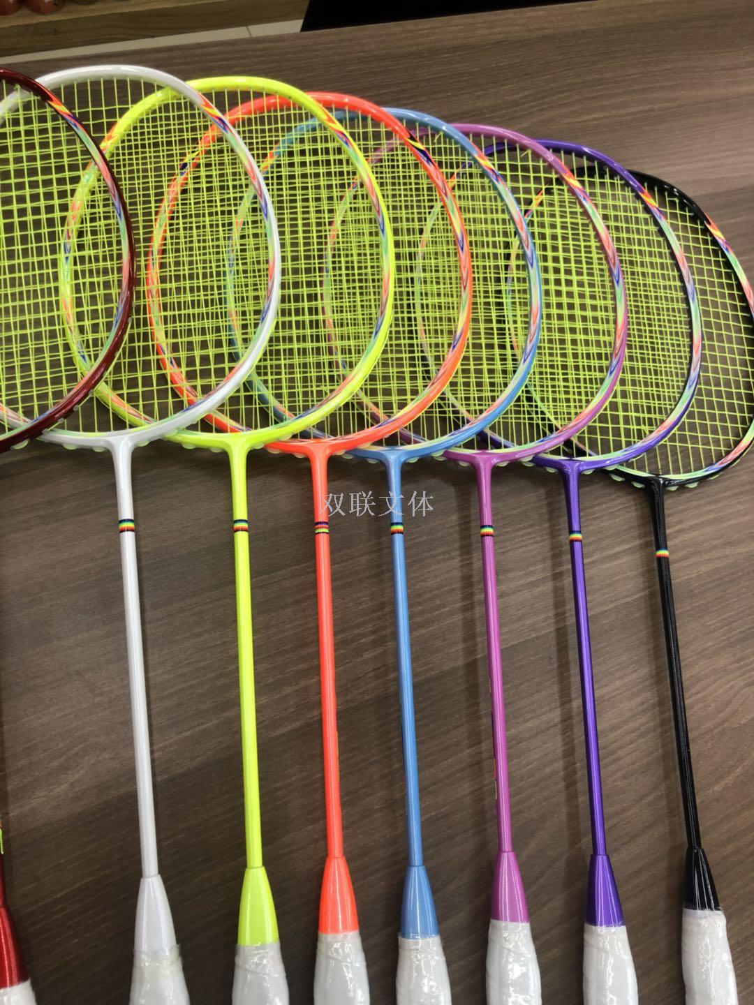 Supply Rainbow carbon badminton racket high density carbon can