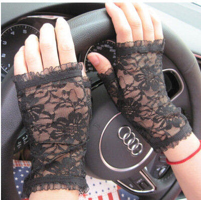 summer women‘s short lace half finger lace sunscreen dew finger thin lace wedding decorative gloves wholesale
