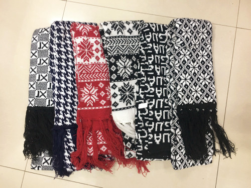 self-produced winter stall goods knitted jacquard scarf processing a variety of multi-color men‘s and women‘s scarf loss treatment