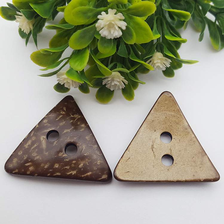 厂家定制椰壳三角形纽扣 环保椰子扣两孔异形儿童服装辅料扣子_东莞市