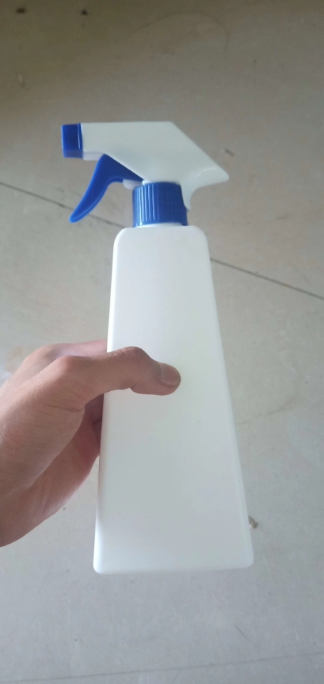 The Spray bottle plastic Spray bottle press the Spray bottle hand button the Spray bottle watering p