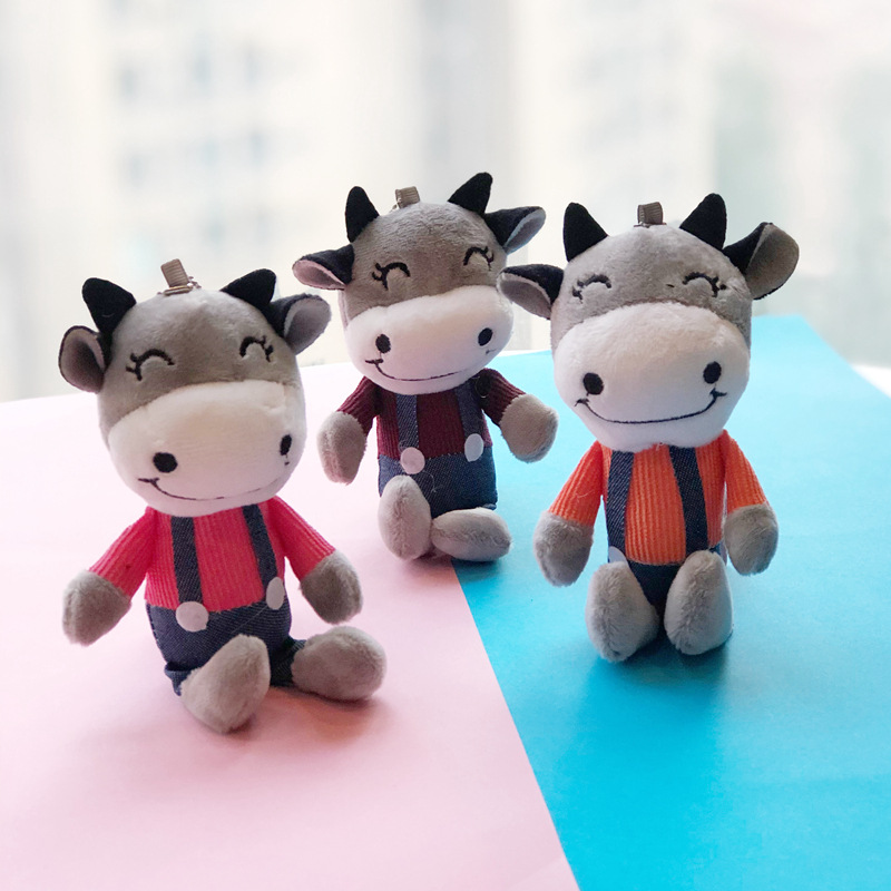 可爱背带牛仔裤小牛精品钥匙扣背包挂件抓娃娃机公仔小号毛绒玩具