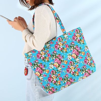 Fashionable Large-Capacity Travel Canvas Bag, Colorful Beach Bag, Simple and Practical Shoulder Bag