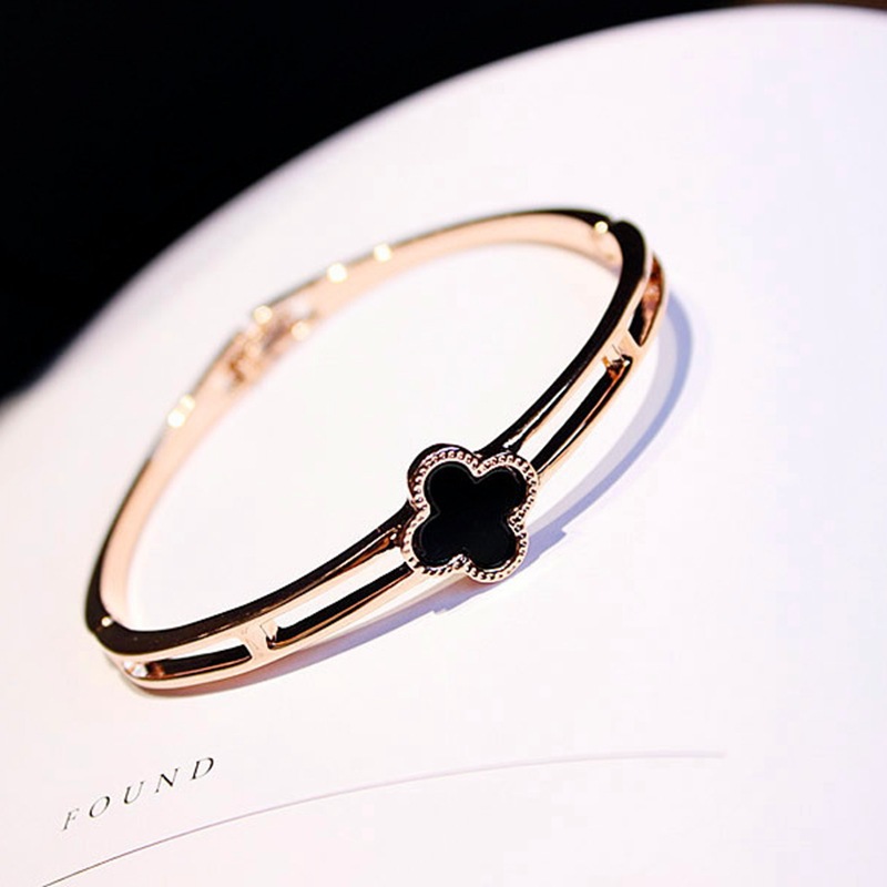 Jewelry Hollow-out Clover Bracelet European and American Ladies Jewelry Accessories Live Stall Suppl