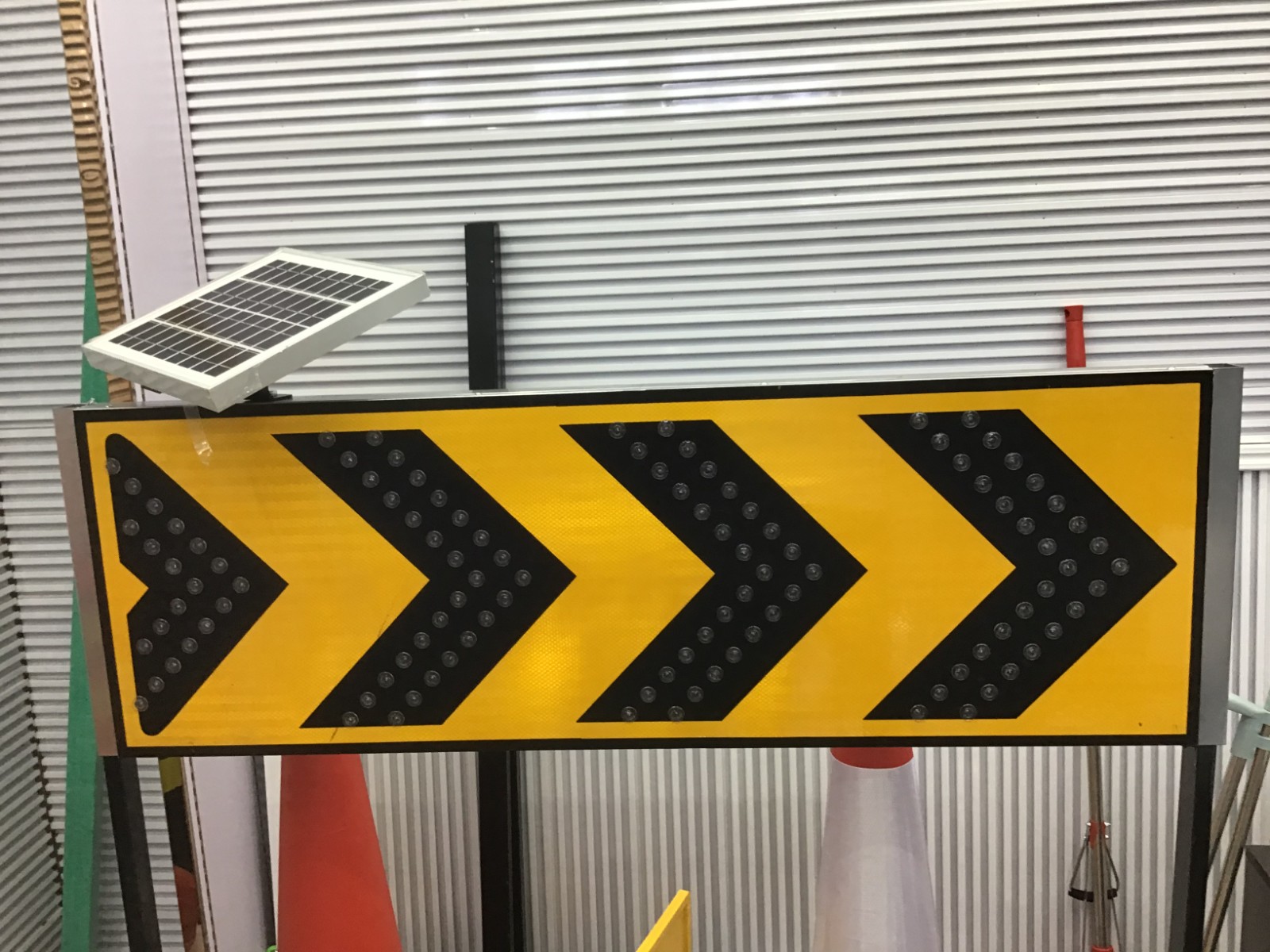 太阳能诱导标导向牌