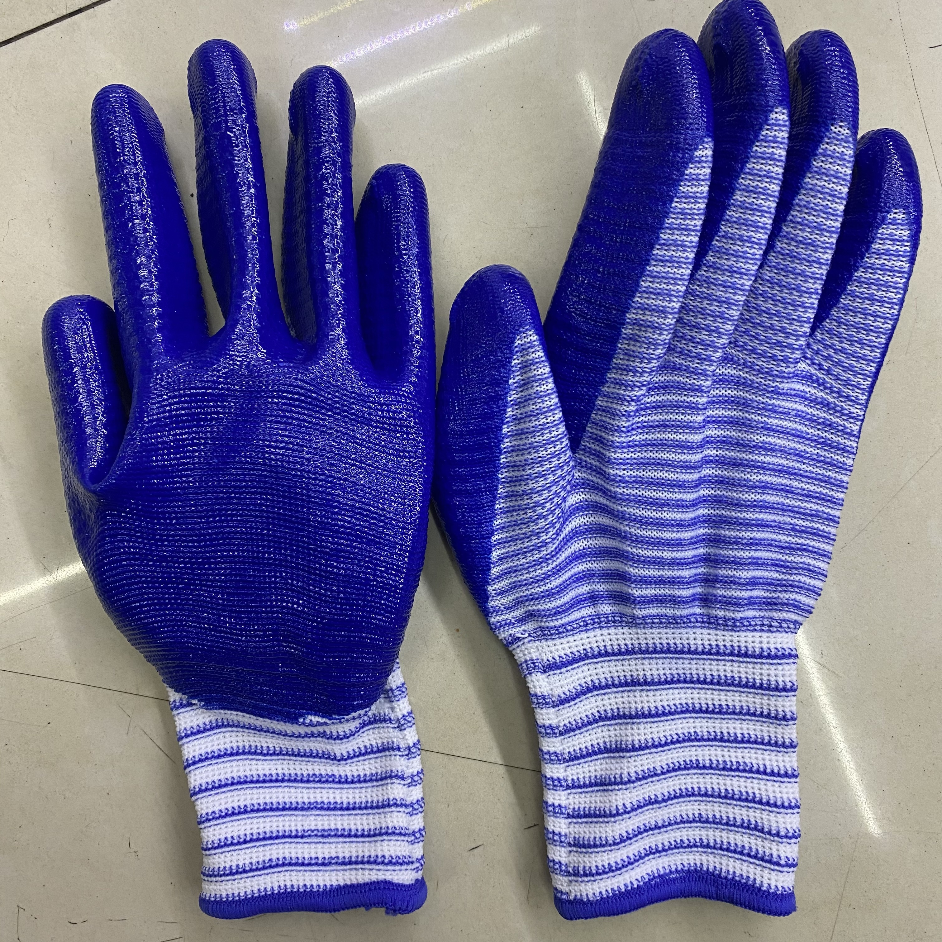 斑马纹丁腈手套