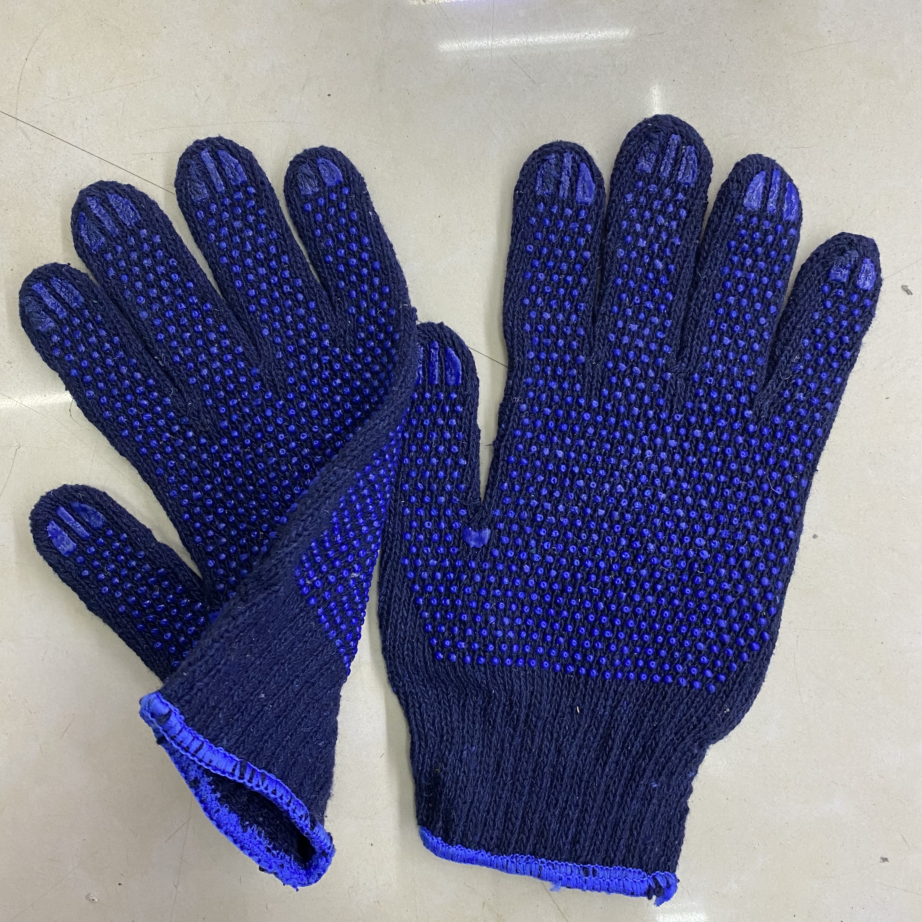 宁扬防护工具商行主营:劳保用品,头盔,反光衣,劳保鞋,防护眼镜,防护