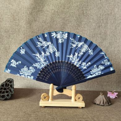 蓝印花布扇扇骨:二青抛光竹子,染蓝色杆扇面:单面,涤