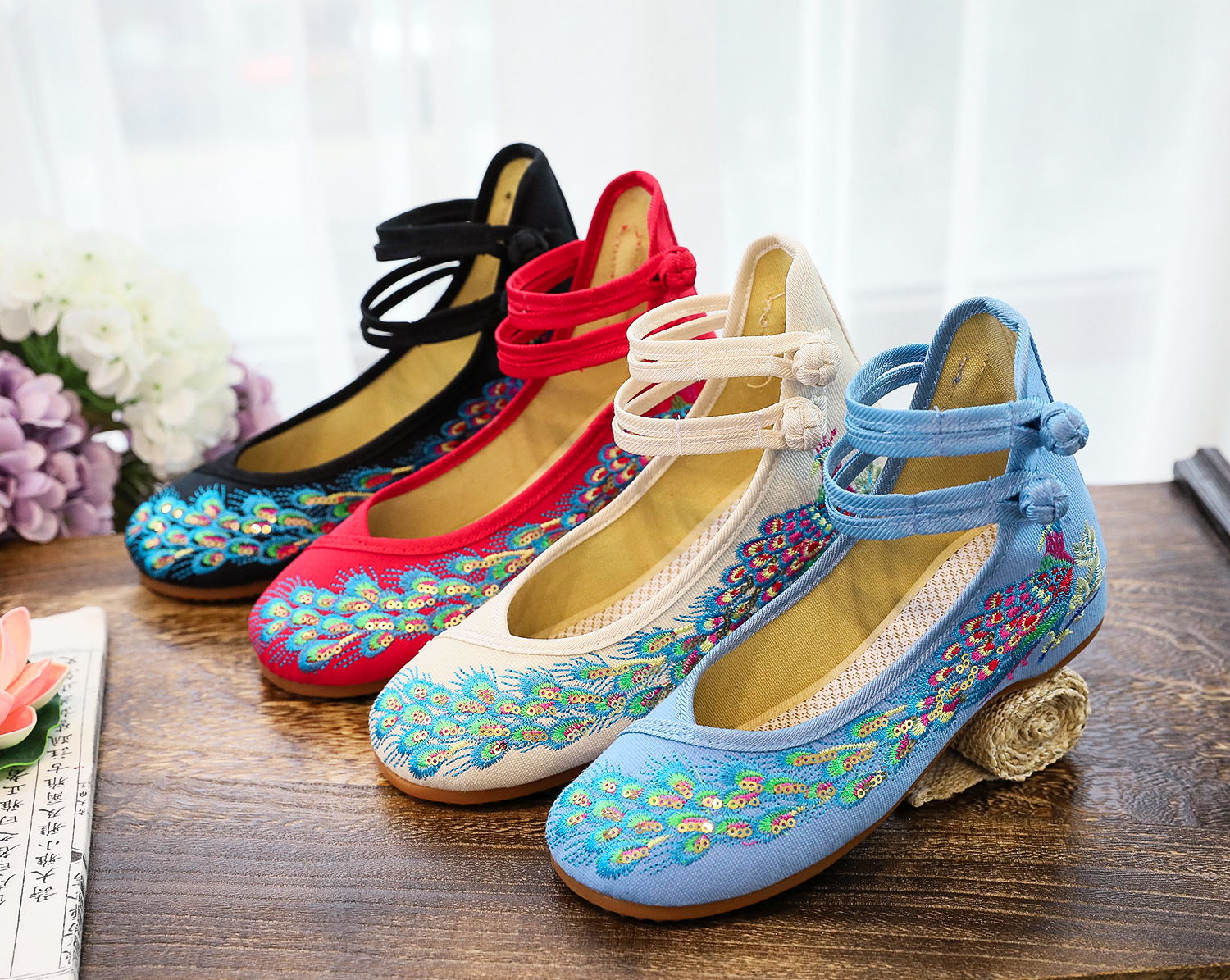 [Sequined Peacock] Low-Cut Low Heel Tendon Bottom Buckle Vintage Embroidery Cloth Shoes Women's
