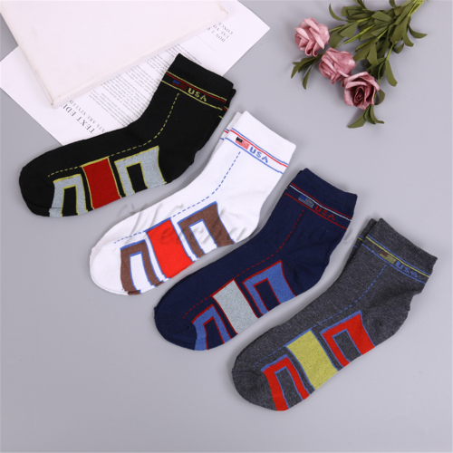 Multi-Color High Tube Basketball Socks Men‘s Non-Slip Thick and Comfortable Cotton Athletic Socks Tennis Socks Random Pattern