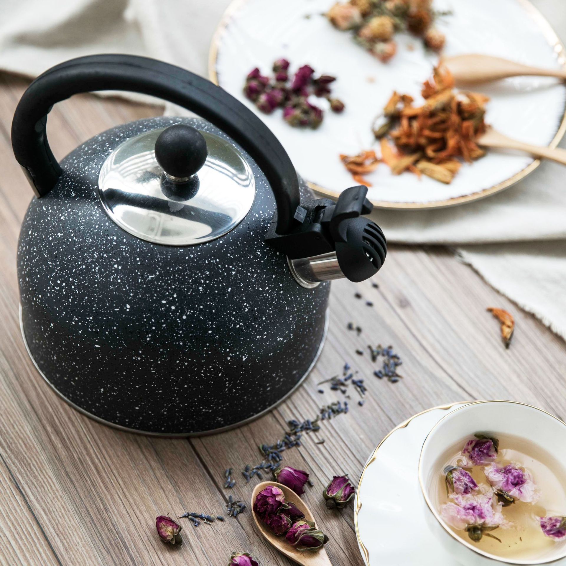 New Stainless Steel Whistling Kettle Whole Custom European Whistle Kettle Spray Ribbon Sprinkle Poin