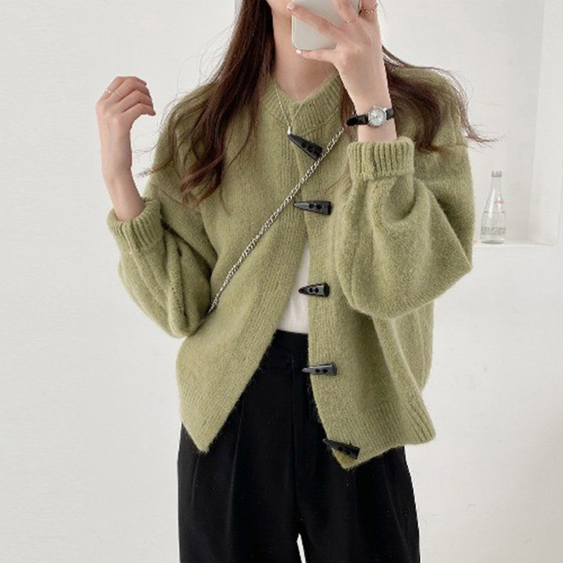 2021 Autumn and Winter New Gentle Top Horn Button Solid Color Long Sleeve Sweater round Neck Knitted