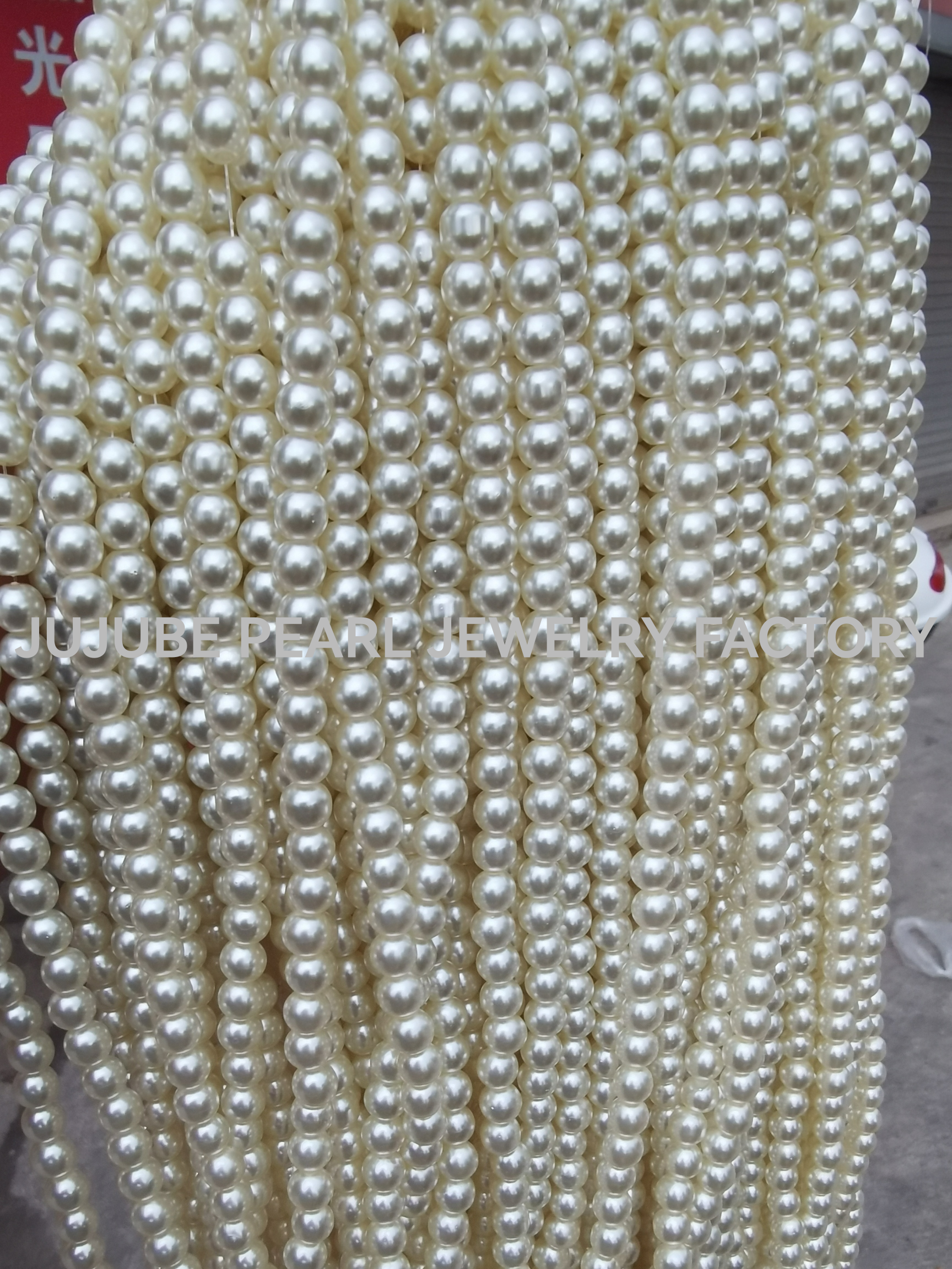 Glass imitation pearl necklace