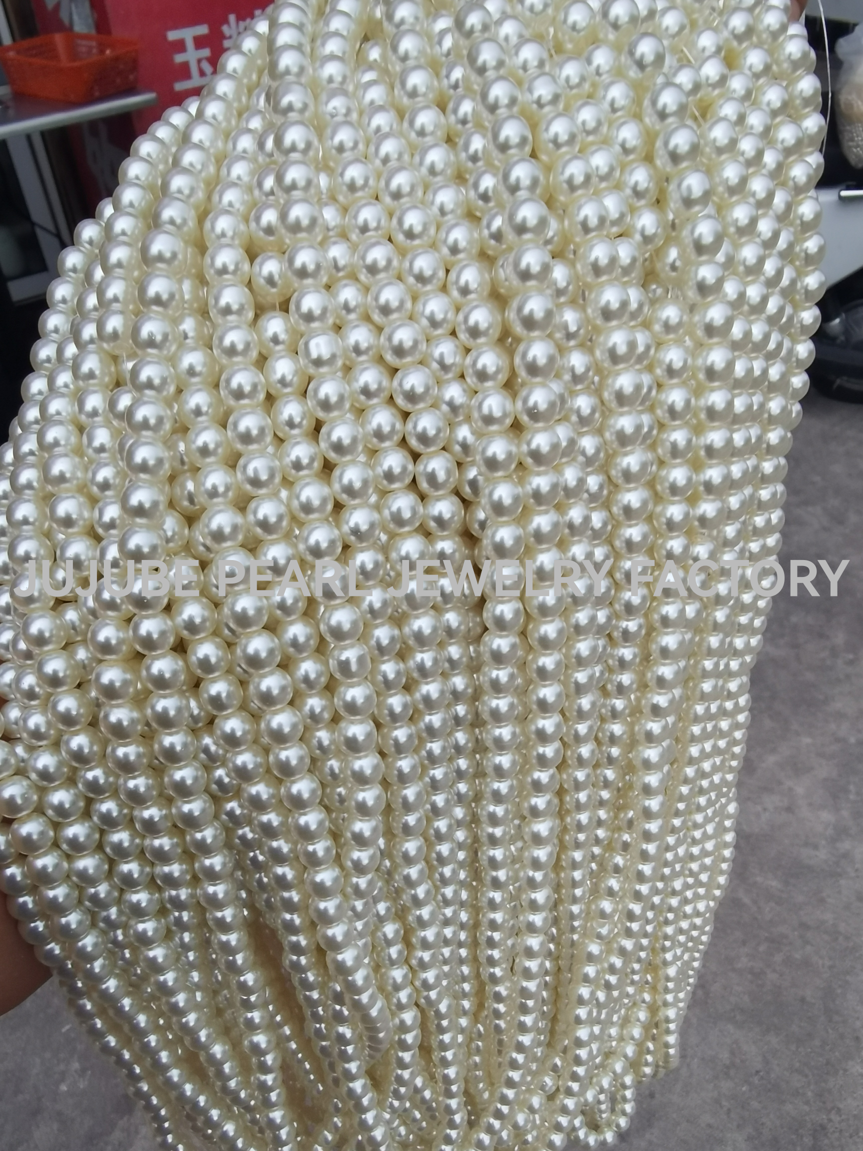 Glass imitation pearl necklace