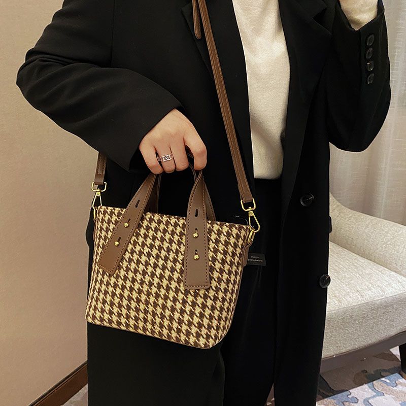 2021潮新款包包女包水桶包手提包ins 百搭个性单肩包气质斜挎包包