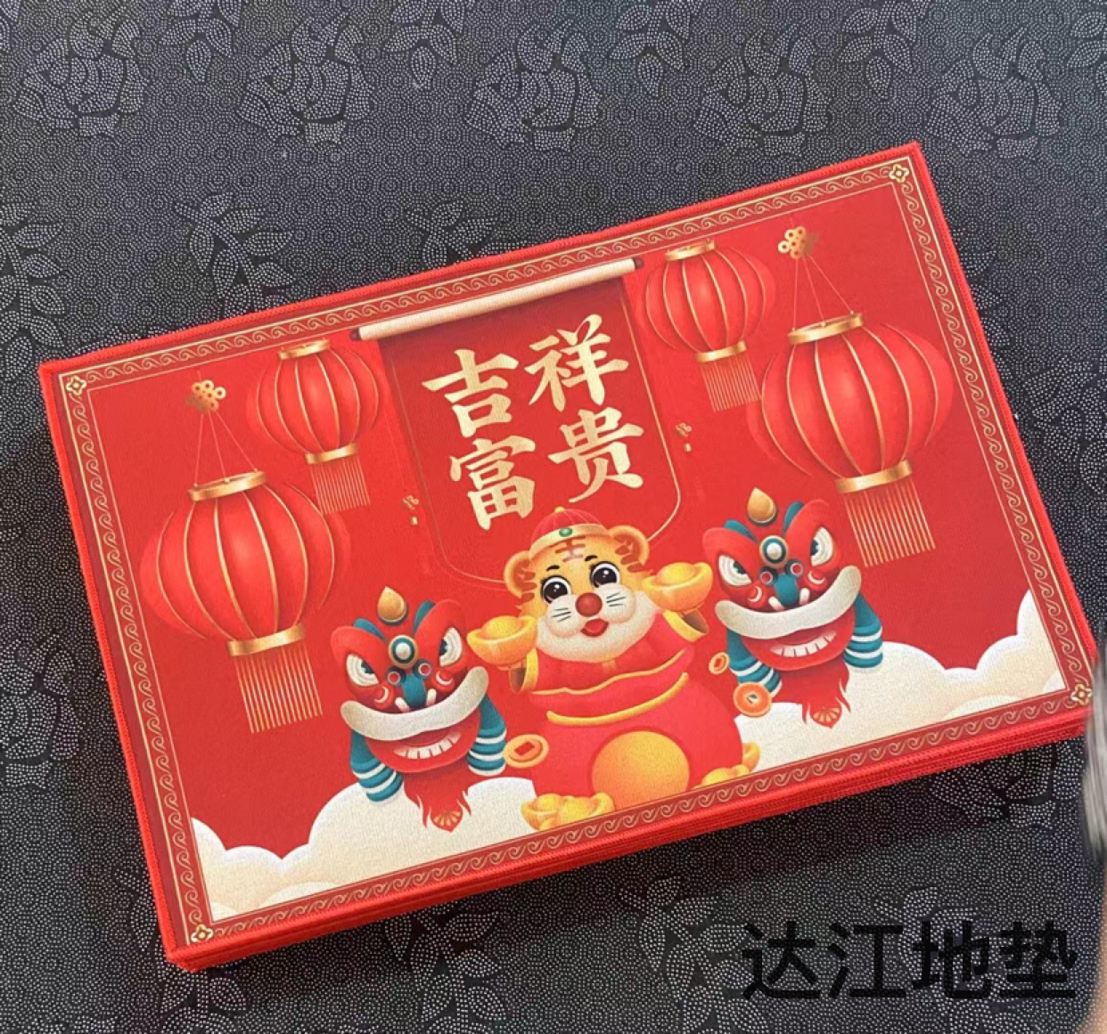 2022年新年款地垫虎年大吉红色喜庆进门垫礼品地毯厂家批发水晶绒