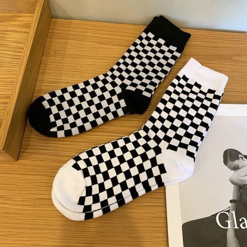 Black and White Chessboard Plaid Socks Men‘s and Women‘s Sports Mid-Calf Fashion Socks Ins Couple Student stockings Spring， Autumn and Winter Cotton Socks