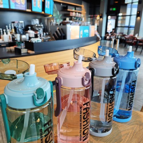 spot wholesale large capacity plastic water bottle with handle outdoor fitness sports water bottle with straw lock adult cup