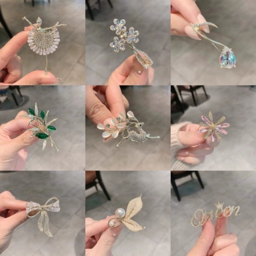 2023 New Fashion Deer Brooch Simple Temperament Suit Pin Fixed Clothes Buckle Cat Eye Rhinestone Corsage