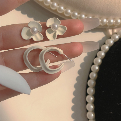INS Style Retro Fairy Style White Flower Stud Earrings for Women C- Shaped Pearl Hot-Selling Earrings Sterling Silver Needle Ear Rings Wholesale