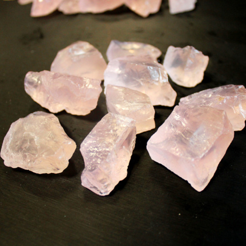 wholesale natural pink crystal pink crystal raw stone gravel hibiscus stone spar fire-free aromatherapy fragrant stone ornaments decoration