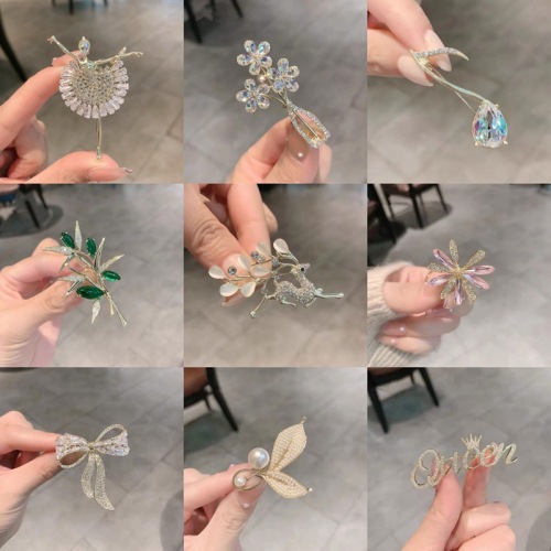 2022 New Fashion Deer Brooch Simple Temperament Suit Pin Fixed Clothes button Pin Cat Eye Rhinestone Corsage
