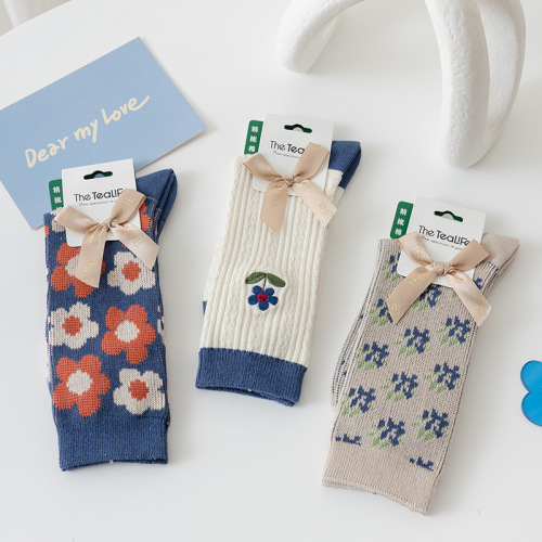 3 Pairs Autumn and Winter New Double Needle Double Road Loose Women‘s Socks Trendy Embroidered Blue Flower Mid-Calf Women‘s Socks Wholesale